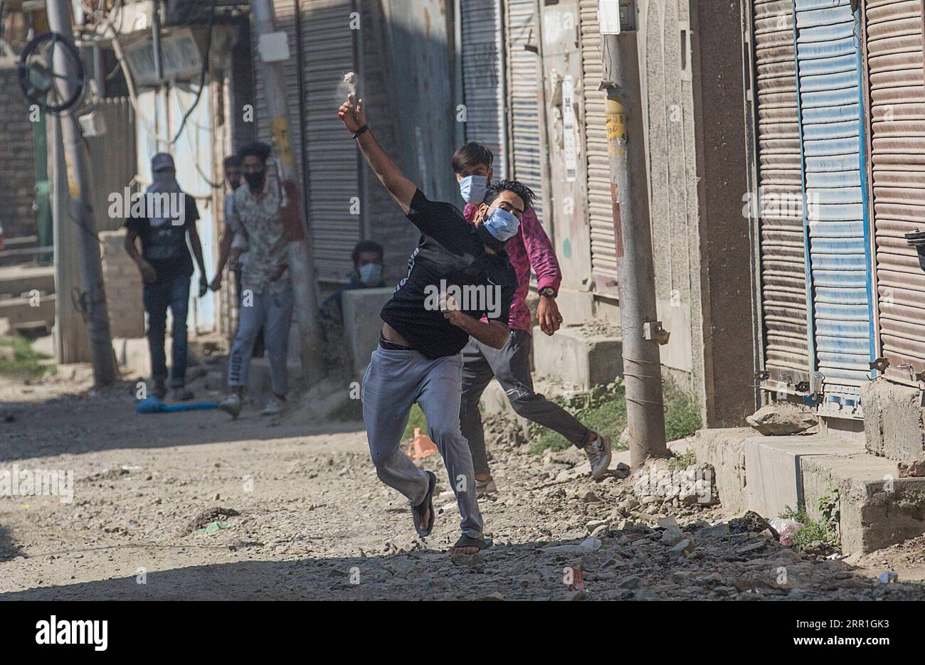200917 -- SRINAGAR, 17. September 2020 -- Demonstranten stoßen nach einem bewaffneten Kampf in Srinagar, der Sommerhauptstadt des von Indien kontrollierten Kaschmirs, am 17. September 2020 mit Regierungstruppen zusammen. KASHMIR-SRINAGAR-CLASHES JavedxDar PUBLICATIONxNOTxINxCHN Stockfoto
