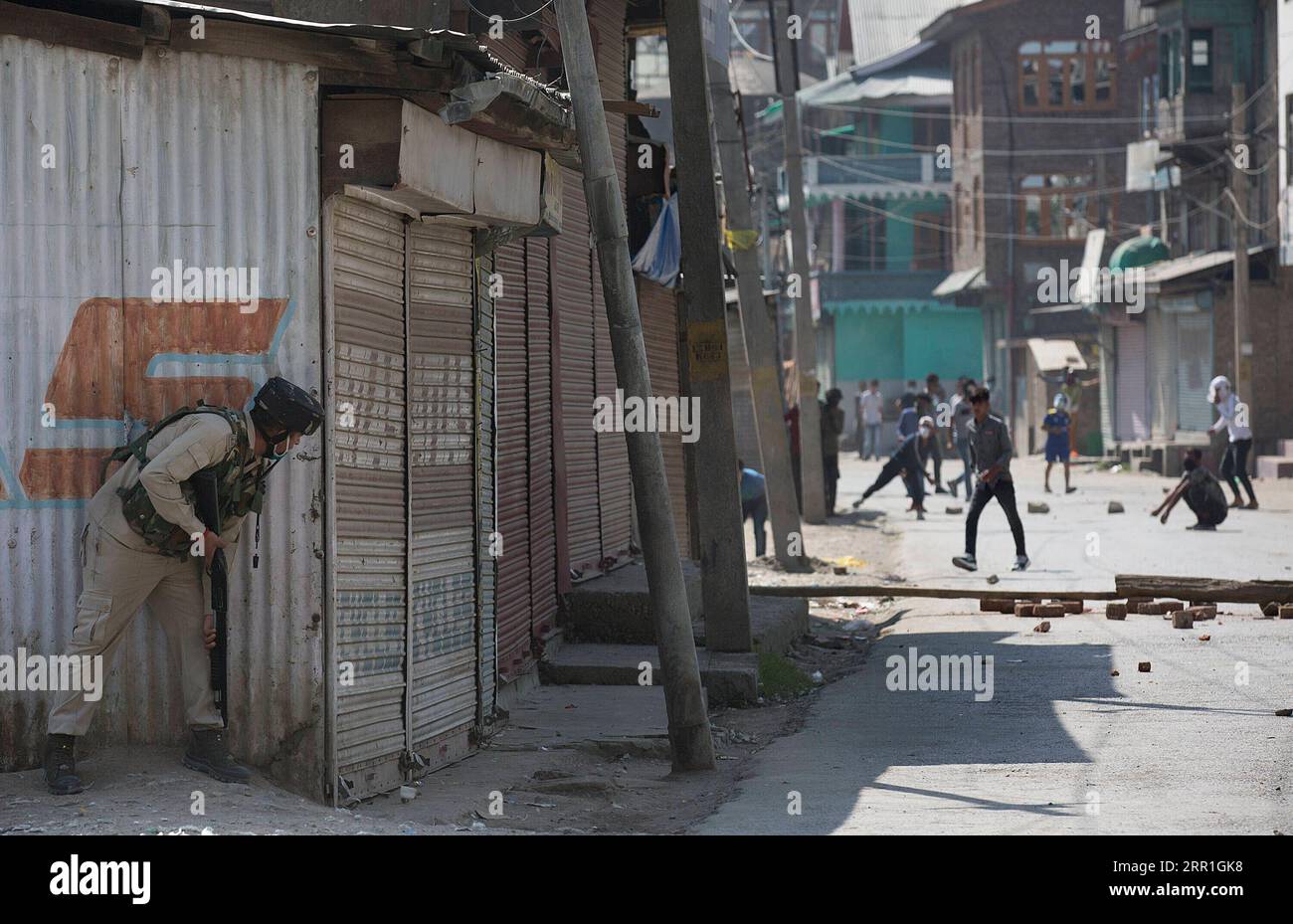200917 -- SRINAGAR, 17. September 2020 -- Demonstranten stoßen nach einem bewaffneten Kampf in Srinagar, der Sommerhauptstadt des von Indien kontrollierten Kaschmirs, am 17. September 2020 mit Regierungstruppen zusammen. KASHMIR-SRINAGAR-CLASHES JavedxDar PUBLICATIONxNOTxINxCHN Stockfoto