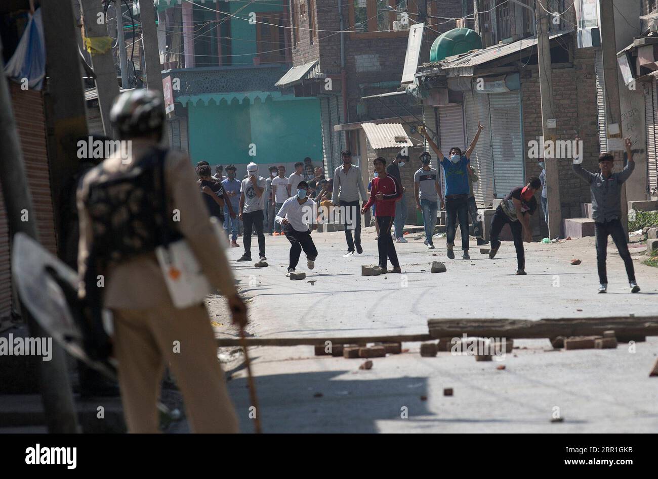 200917 -- SRINAGAR, 17. September 2020 -- Demonstranten stoßen nach einem bewaffneten Kampf in Srinagar, der Sommerhauptstadt des von Indien kontrollierten Kaschmirs, am 17. September 2020 mit Regierungstruppen zusammen. KASHMIR-SRINAGAR-CLASHES JavedxDar PUBLICATIONxNOTxINxCHN Stockfoto