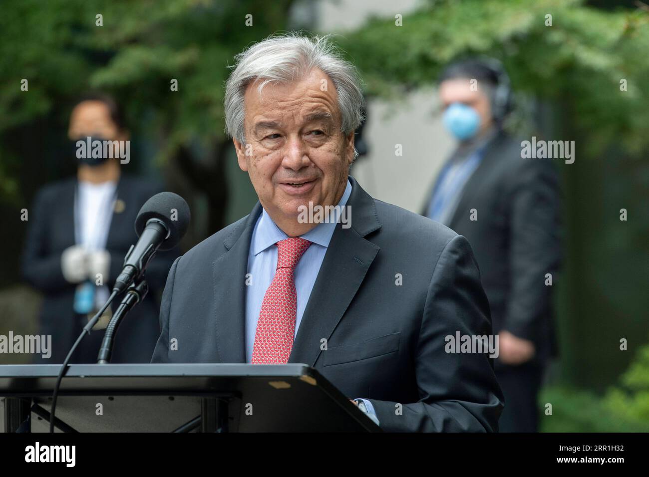 200917 -- VEREINTEN NATIONEN, 17. September 2020 -- der Generalsekretär der Vereinten Nationen Antonio Guterres äußert sich während der UN-Friedensglockenzeremonie am 17. September 2020 im UN-Hauptquartier in New York. Der Generalsekretär der Vereinten Nationen Antonio Guterres warnte am Donnerstag, dass die COVID-19-Pandemie überall Risiken für den Frieden ausweitet. Die UN-Friedensglockenzeremonie fand hier anlässlich des 39. Jahrestages des Internationalen Friedenstages statt, der jedes Jahr am 21. September weltweit stattfindet. /Handout via Xinhua UN-FRIEDENSGLOCKE ZEREMONIE-INTERNATIONALER TAG DES FRIEDENS MarkxGarten/UNxPhoto PU Stockfoto