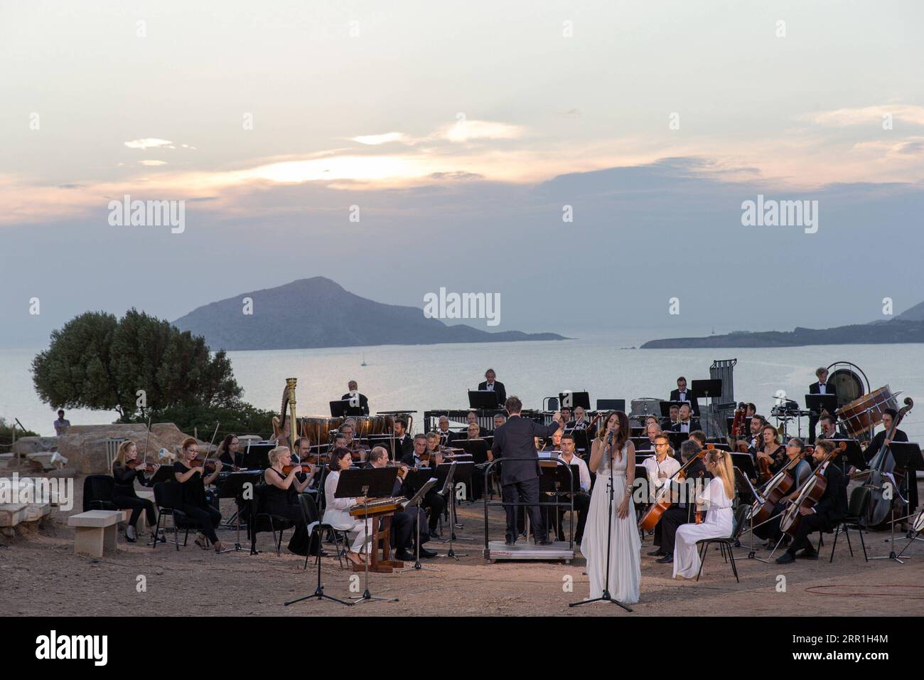 200917 -- ATHEN, 17. September 2020 -- Musiker spielen am 17. September 2020 ein Musical vor den Ruinen des Poseidon-Tempels am kap Sounion, etwa 70 km südöstlich von Athen, Griechenland. Anlässlich des 70. Jahrestages der Gründung der griechischen Nationalen Tourismusorganisation GNTO und des 71. Jahrestages der Gründung der Volksrepublik China und des Mitte-Herbst-Festivals, ein Musical mit dem Titel solange es Achäer geben wird -- Variations on a Sunbeam wurde am Donnerstag vor den Ruinen des emblematischen 2.500 Jahre alten Tempels von Poseidon, dem Gott des Meeres i, inszeniert Stockfoto