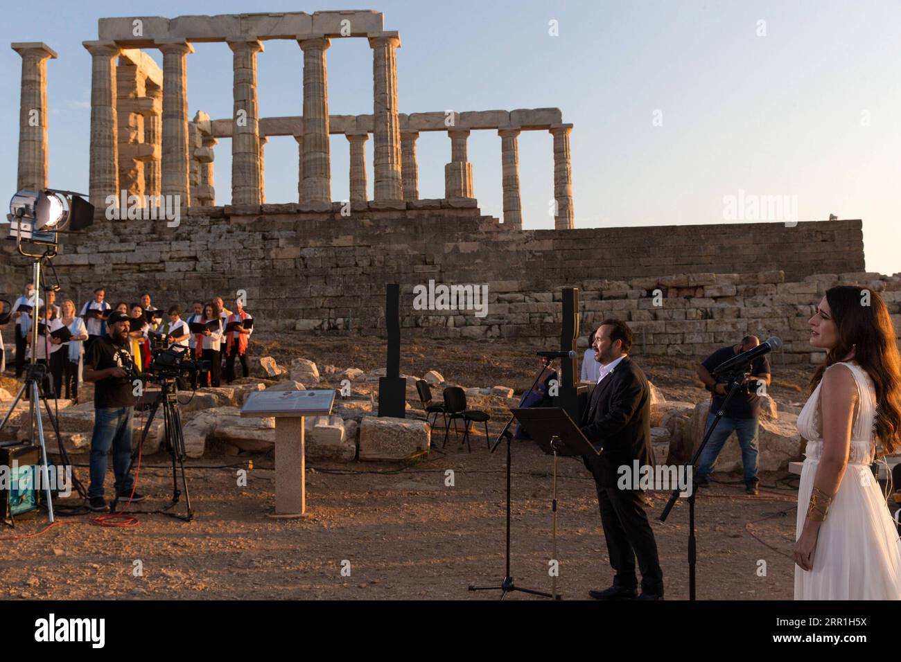 200917 -- ATHEN, 17. September 2020 -- Sänger spielen am 17. September 2020 ein Musical vor den Ruinen des Poseidon-Tempels am kap Sounion, etwa 70 km südöstlich von Athen, Griechenland. Anlässlich des 70. Jahrestages der Gründung der griechischen Nationalen Tourismusorganisation GNTO und des 71. Jahrestages der Gründung der Volksrepublik China und des Mitte-Herbst-Festivals, ein Musical mit dem Titel solange es Achäer geben wird -- Variations on a Sunbeam wurde am Donnerstag vor den Ruinen des emblematischen 2.500 Jahre alten Tempels von Poseidon, dem Gott des Meeres, inszeniert Stockfoto