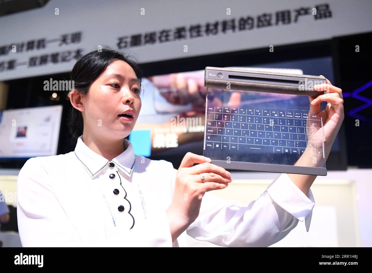200918 -- CHONGQING, 18. September 2020 -- Ein Mitarbeiter präsentiert eine Ausstellung während der Smart China Expo 2020 Online in der südwestchinesischen Gemeinde Chongqing, 15. September 2020. Xinhua Schlagzeilen: Smart Industry expo zeigt Chinas globale Attraktivität TangxYi PUBLICATIONxNOTxINxCHN Stockfoto