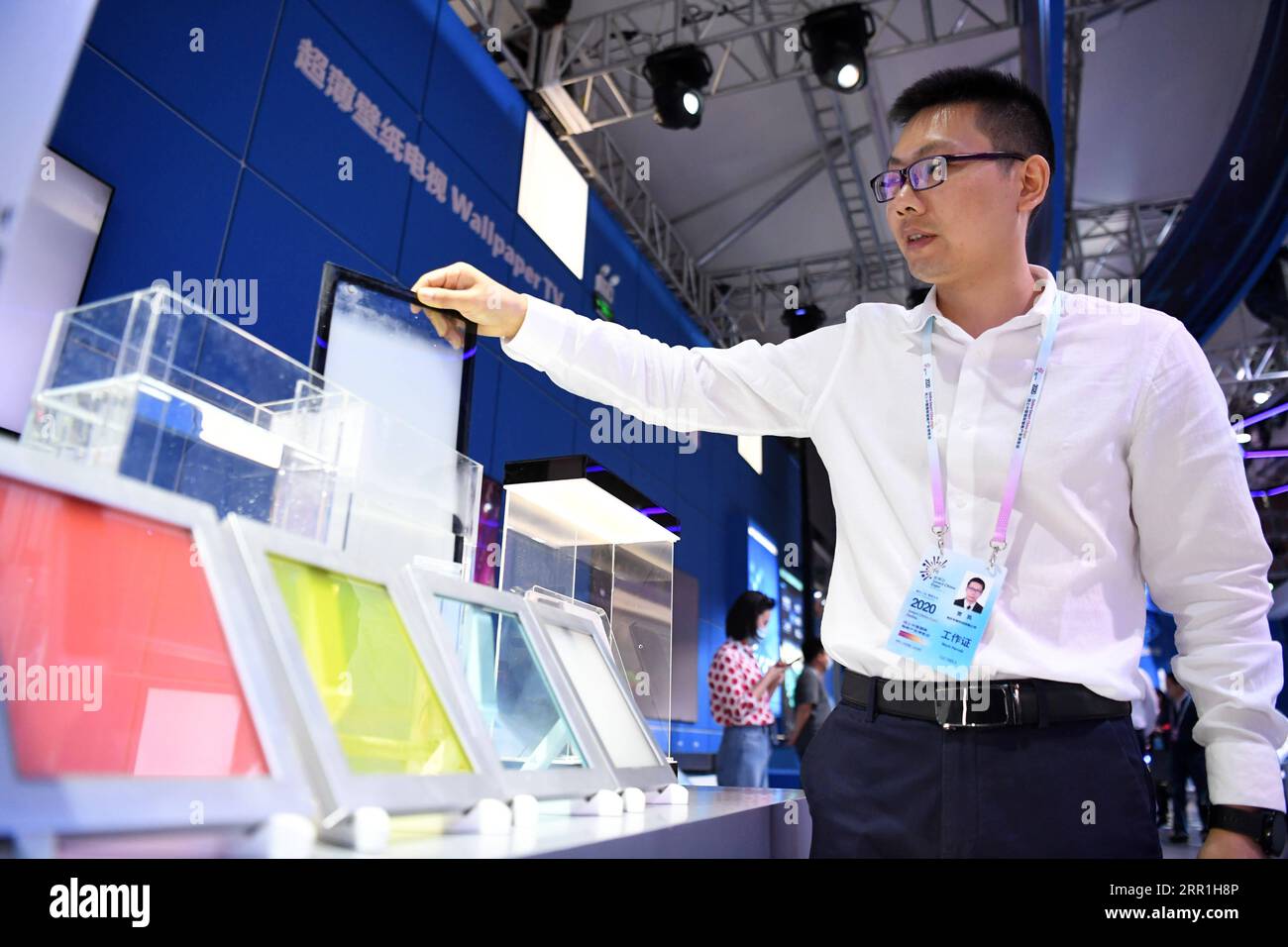 200918 -- CHONGQING, 18. September 2020 -- Ein Mitarbeiter präsentiert eine Ausstellung während der Smart China Expo 2020 Online in der südwestchinesischen Gemeinde Chongqing, 15. September 2020. Xinhua Schlagzeilen: Smart Industry expo zeigt Chinas globale Attraktivität TangxYi PUBLICATIONxNOTxINxCHN Stockfoto