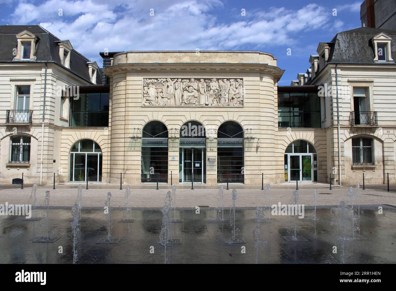 Blick auf das Gebäude der Industrie- und Handelskammer in Châteauroux in Frankreich, das in den 1930er Jahren vom berühmten französischen Architekten Albert Laprade entworfen wurde. Stockfoto