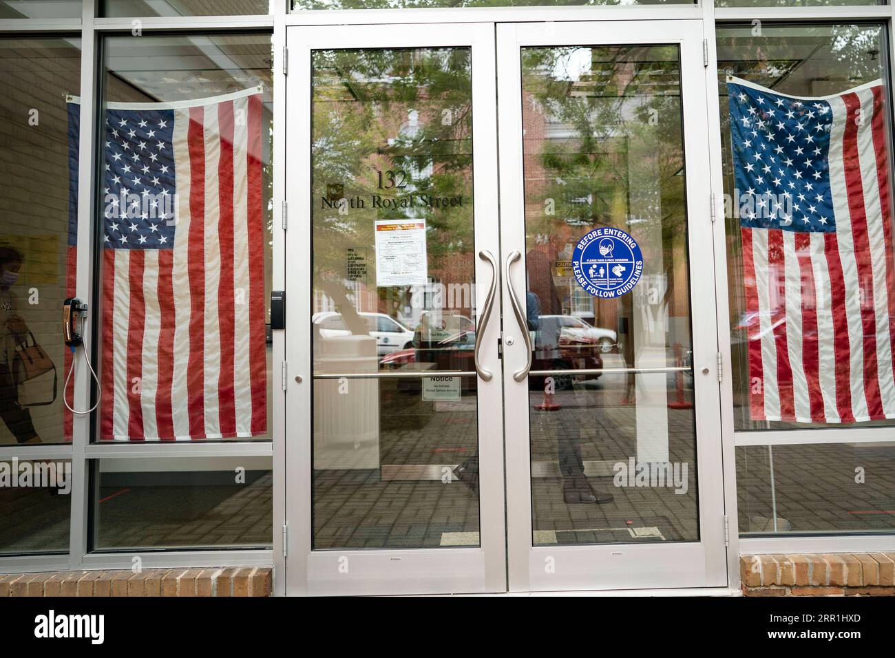 200918 -- ALEXANDRIA U.S., 18. Sept. 2020 -- Foto aufgenommen am 18. Sept. 2020 zeigt den Eingang zu einem Abstimmungsort für die persönliche frühzeitige Abstimmung für den US-Präsidenten in Alexandria, Virginia, USA. Die erste persönliche Abstimmung für den US-Präsidenten begann am Freitag im US-Bundesstaat Virginia und wird bis zum 31. Oktober dauern. Die Einwohner haben die Möglichkeit, vor dem Wahltag am 3. November entweder persönlich oder per Post zu wählen. U.S.-VIRGINIA-ALEXANDRIA-EARLY VOTING-PRESIDENTIAL ELECTION LIUXJIE PUBLICATIONXNOTXINXCHN Stockfoto