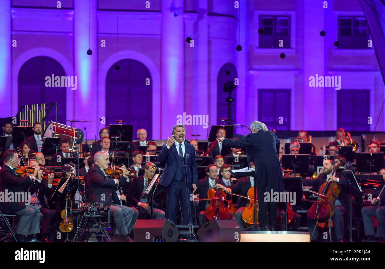 Entertainment Themen der Woche KW38 Entertainment Bilder des Tages 200919 -- WIEN, 19. September 2020 -- der Solist Jonas Kaufmann tritt beim Sommernachtkonzert im Schloss Schönbrunn in Wien, Österreich, am 18. September 2020 auf. Das Sommernachtkonzert 2020 wurde am Freitag von den Wiener Philharmonikern im Schloss Schönbrunn, einem Weltkulturerbe in Wien, veranstaltet. Die Sitzplatzkapazität in diesem Jahr wurde aufgrund von COVID-19 stark reduziert. ÖSTERREICH-WIEN-SCHÖNBRUNN SCHLOSS-SOMMER-NACHT-KONZERT GUOXCHEN PUBLICATIONXNOTXINXCHN Stockfoto
