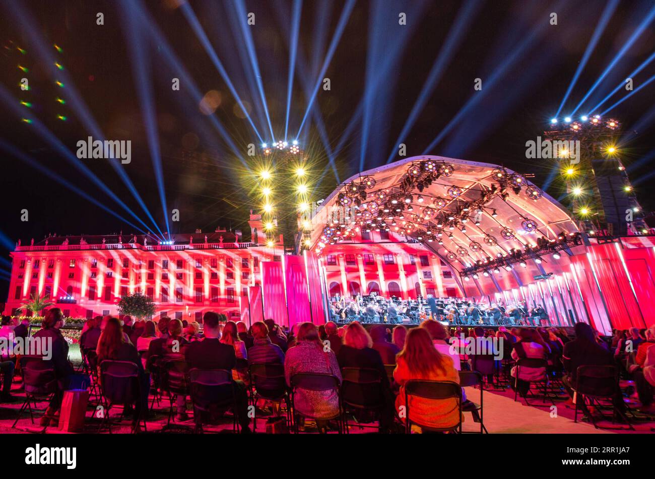 200919 -- WIEN, 19. September 2020 -- die Wiener Philharmoniker treten während des Sommernachtkonzerts im Schloss Schönbrunn in Wien, Österreich, am 18. September 2020 auf. Das Sommernachtkonzert 2020 wurde am Freitag von den Wiener Philharmonikern im Schloss Schönbrunn, einem Weltkulturerbe in Wien, veranstaltet. Die Sitzplatzkapazität in diesem Jahr wurde aufgrund von COVID-19 stark reduziert. ÖSTERREICH-WIEN-SCHÖNBRUNN SCHLOSS-SOMMER-NACHT-KONZERT GUOXCHEN PUBLICATIONXNOTXINXCHN Stockfoto