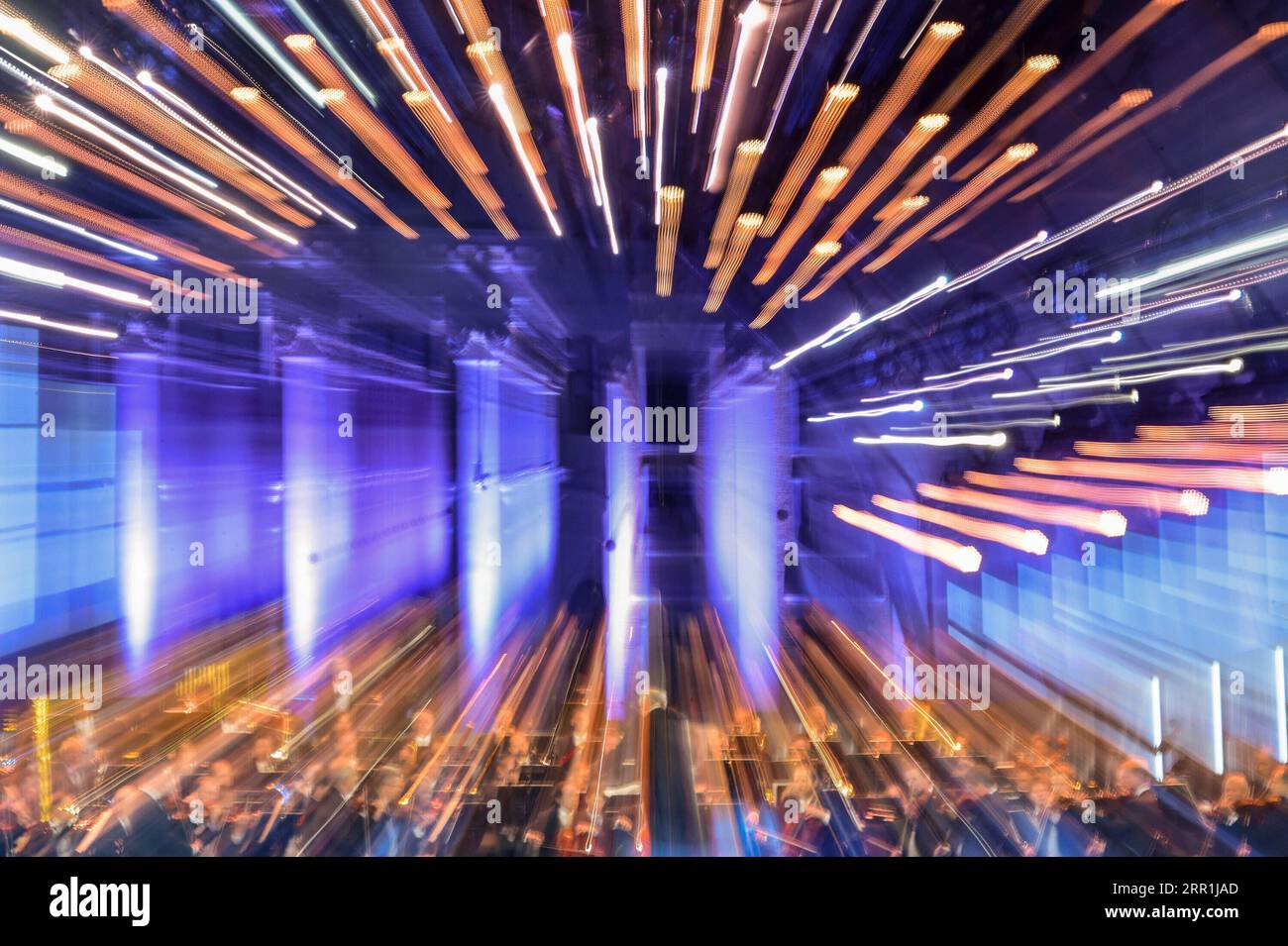 200919 -- WIEN, 19. September 2020 -- die Wiener Philharmoniker treten während des Sommernachtkonzerts im Schloss Schönbrunn in Wien, Österreich, am 18. September 2020 auf. Das Sommernachtkonzert 2020 wurde am Freitag von den Wiener Philharmonikern im Schloss Schönbrunn, einem Weltkulturerbe in Wien, veranstaltet. Die Sitzplatzkapazität in diesem Jahr wurde aufgrund von COVID-19 stark reduziert. ÖSTERREICH-WIEN-SCHÖNBRUNN SCHLOSS-SOMMER-NACHT-KONZERT GUOXCHEN PUBLICATIONXNOTXINXCHN Stockfoto