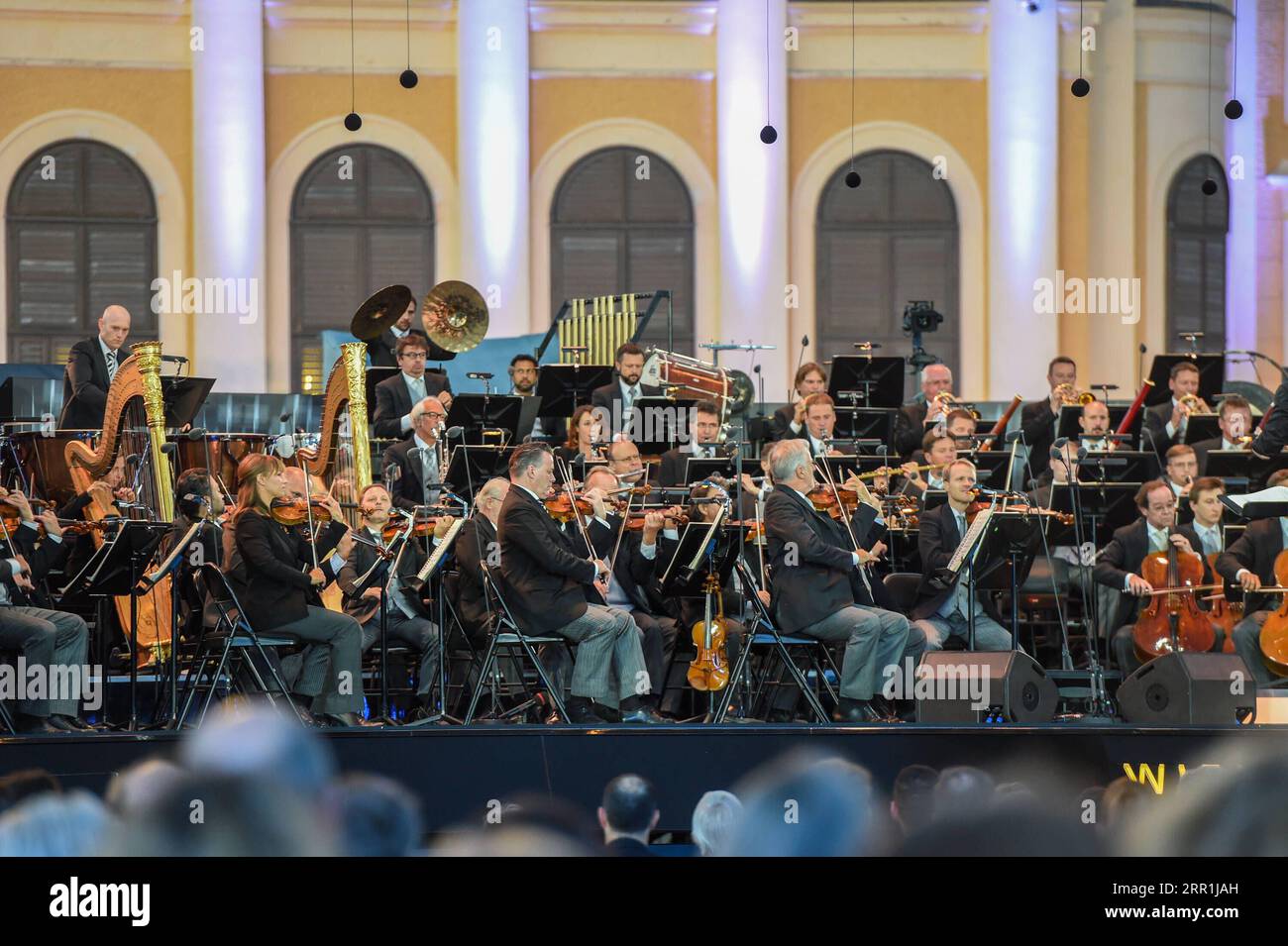 200919 -- WIEN, 19. September 2020 -- die Wiener Philharmoniker treten während des Sommernachtkonzerts im Schloss Schönbrunn in Wien, Österreich, am 18. September 2020 auf. Das Sommernachtkonzert 2020 wurde am Freitag von den Wiener Philharmonikern im Schloss Schönbrunn, einem Weltkulturerbe in Wien, veranstaltet. Die Sitzplatzkapazität in diesem Jahr wurde aufgrund von COVID-19 stark reduziert. ÖSTERREICH-WIEN-SCHÖNBRUNN SCHLOSS-SOMMER-NACHT-KONZERT GUOXCHEN PUBLICATIONXNOTXINXCHN Stockfoto