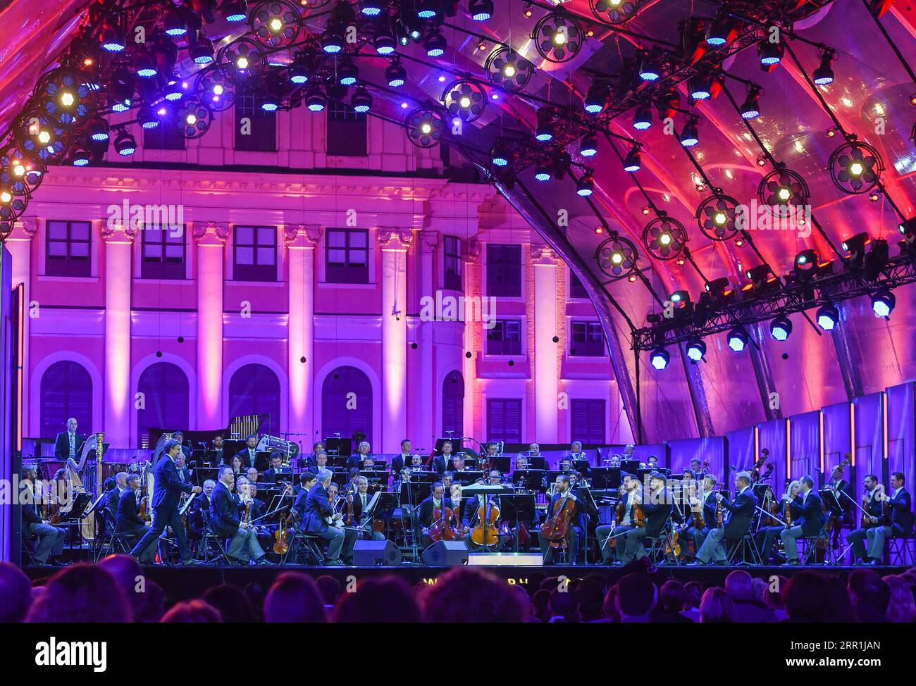 200919 -- WIEN, 19. September 2020 -- die Wiener Philharmoniker treten während des Sommernachtkonzerts im Schloss Schönbrunn in Wien, Österreich, am 18. September 2020 auf. Das Sommernachtkonzert 2020 wurde am Freitag von den Wiener Philharmonikern im Schloss Schönbrunn, einem Weltkulturerbe in Wien, veranstaltet. Die Sitzplatzkapazität in diesem Jahr wurde aufgrund von COVID-19 stark reduziert. ÖSTERREICH-WIEN-SCHÖNBRUNN SCHLOSS-SOMMER-NACHT-KONZERT GUOXCHEN PUBLICATIONXNOTXINXCHN Stockfoto