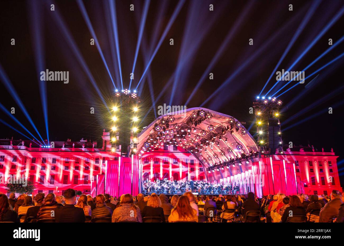 200919 -- WIEN, 19. September 2020 -- die Wiener Philharmoniker treten während des Sommernachtkonzerts im Schloss Schönbrunn in Wien, Österreich, am 18. September 2020 auf. Das Sommernachtkonzert 2020 wurde am Freitag von den Wiener Philharmonikern im Schloss Schönbrunn, einem Weltkulturerbe in Wien, veranstaltet. Die Sitzplatzkapazität in diesem Jahr wurde aufgrund von COVID-19 stark reduziert. ÖSTERREICH-WIEN-SCHÖNBRUNN SCHLOSS-SOMMER-NACHT-KONZERT GUOXCHEN PUBLICATIONXNOTXINXCHN Stockfoto