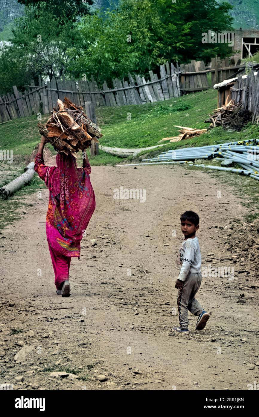 Gurjar Mutter und Kind im Warwan Valley, Kaschmir, Indien Stockfoto