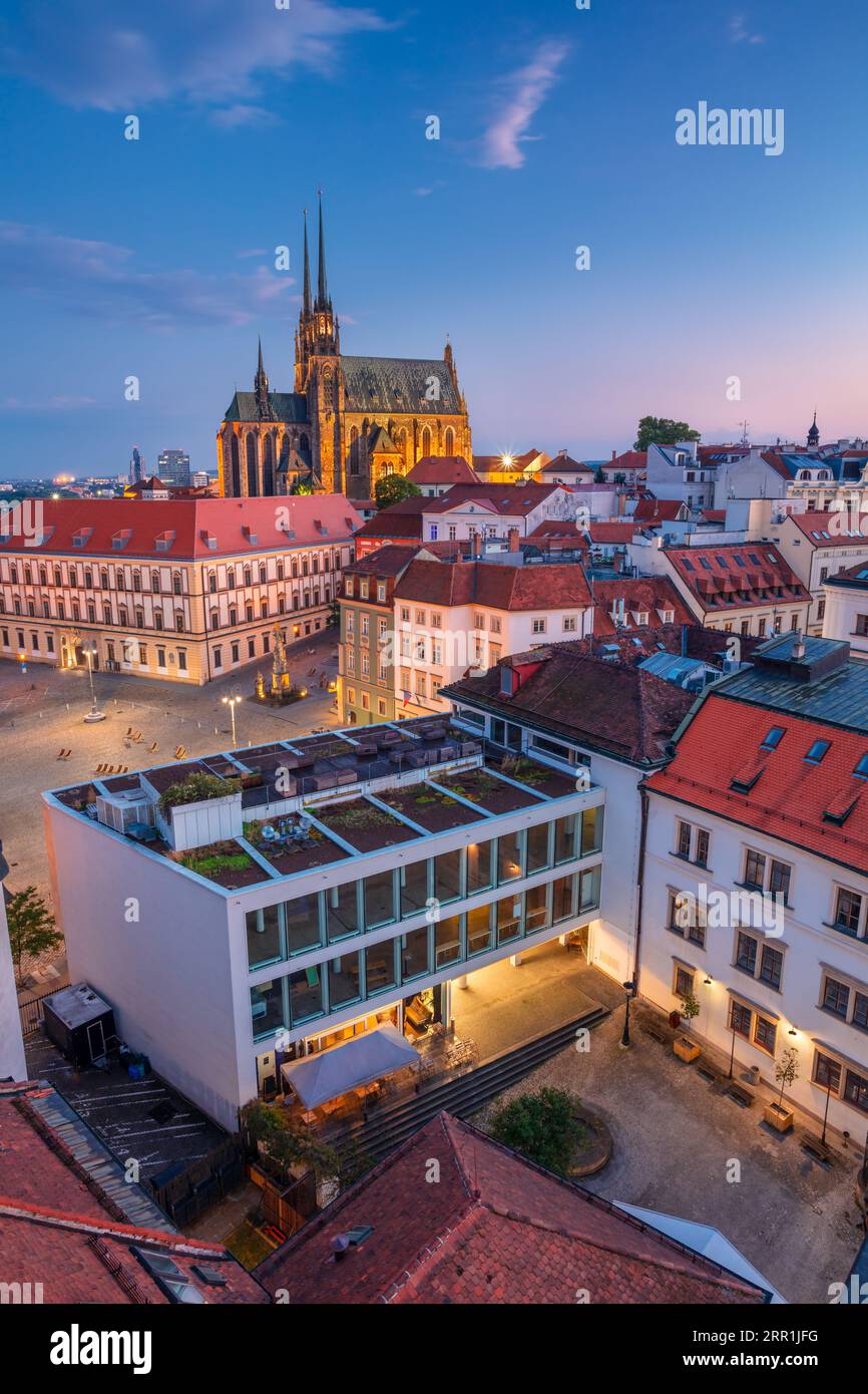 Brünn, Tschechische Republik. Luftbild der Stadt Brünn, zweitgrößte Stadt in Tschechien mit der Kathedrale St. Peter und Paul bei Sonnenuntergang im Sommer. Stockfoto