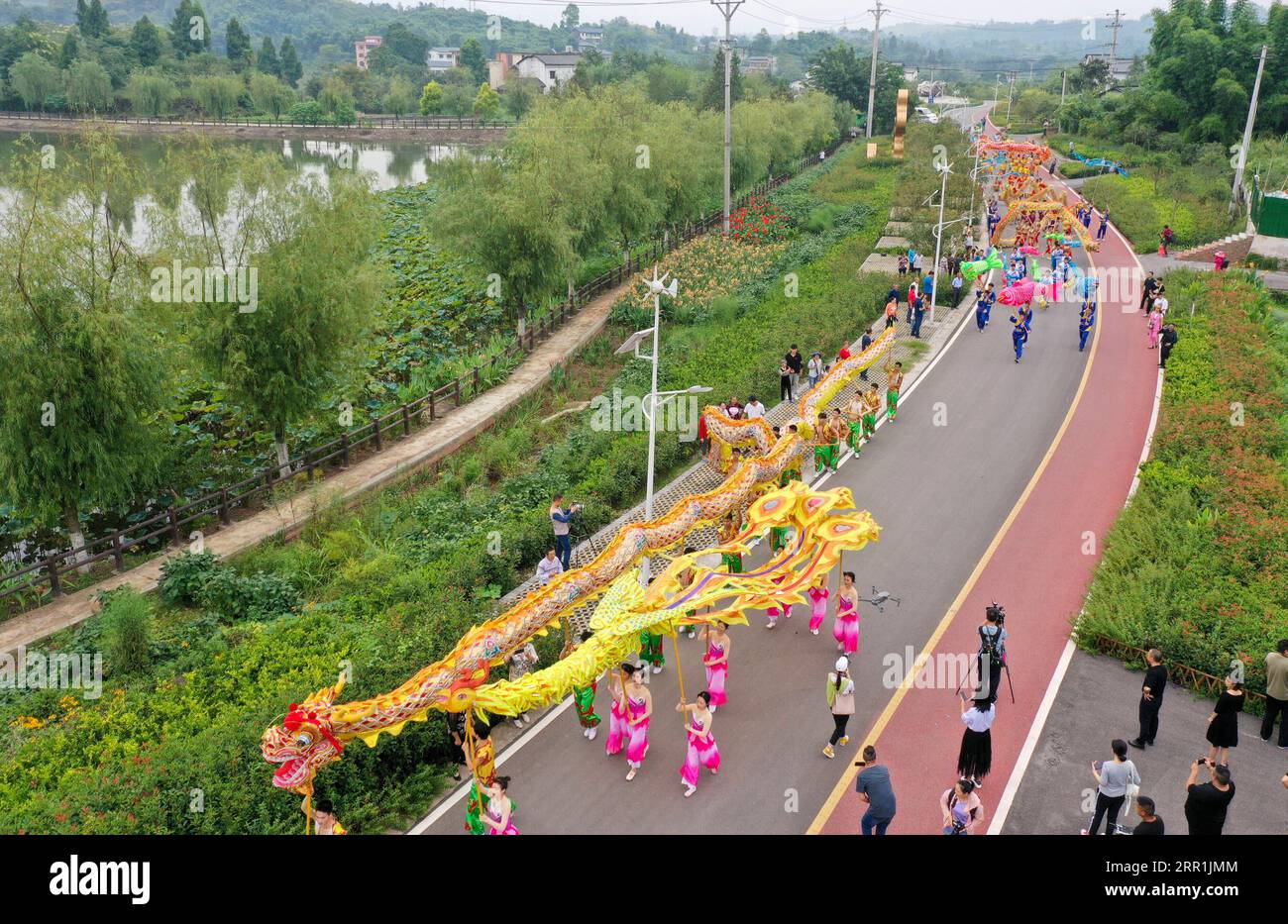 200919 -- CHONGQING, 19. September 2020 -- Luftaufnahme vom 19. September 2020 zeigt Drachentanzkünstler, die an einer Parade im Tongliang District im südwestchinesischen Chongqing teilnehmen. Drachentanzaufführungen und andere Folk-Aktivitäten wurden am Samstag abgehalten, um das bevorstehende chinesische Bauernerntefest zu feiern, das jedes Jahr auf die Herbstäquinox fällt. CHINA-CHONGQING-TONGLIANG-DRAGON DANCE-HARVEST FESTIVAL CN LIUXCHAN PUBLICATIONXNOTXINXCHN Stockfoto