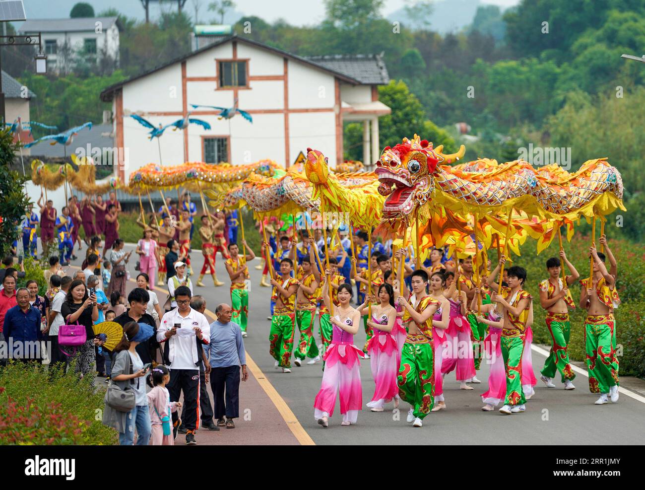 200919 -- CHONGQING, 19. September 2020 -- Drachentänzerinnen nehmen an einer Parade im Tongliang District im südwestchinesischen Chongqing Teil, 19. September 2020. Drachentanzaufführungen und andere Folk-Aktivitäten wurden am Samstag abgehalten, um das bevorstehende chinesische Bauernerntefest zu feiern, das jedes Jahr auf die Herbstäquinox fällt. CHINA-CHONGQING-TONGLIANG-DRAGON DANCE-HARVEST FESTIVAL CN LIUXCHAN PUBLICATIONXNOTXINXCHN Stockfoto