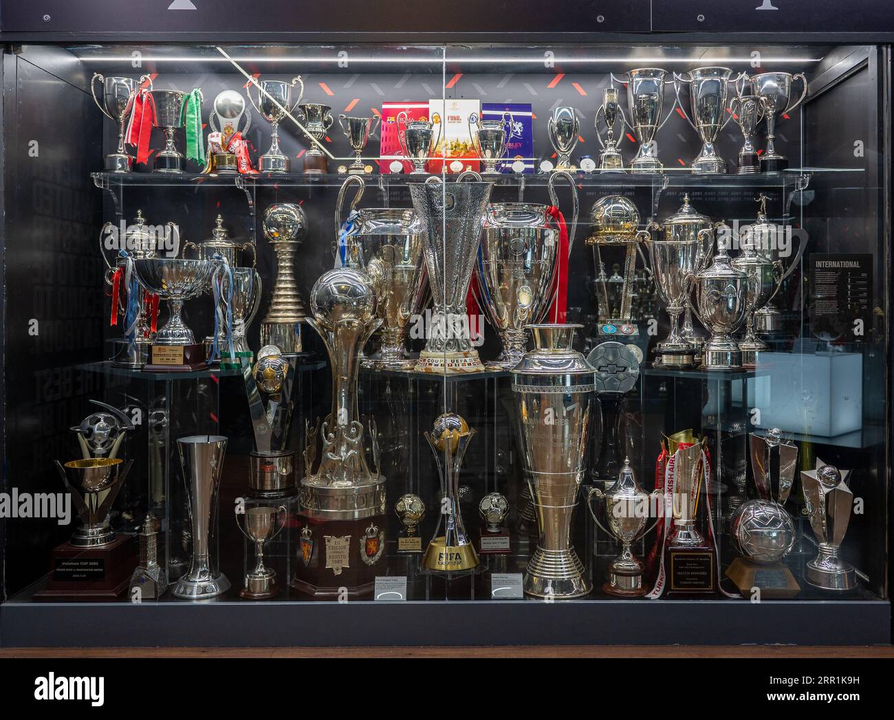 Das Manchester United Museum zeigt Silberwaren im Old Trafford Stadium in Manchester, Großbritannien Stockfoto