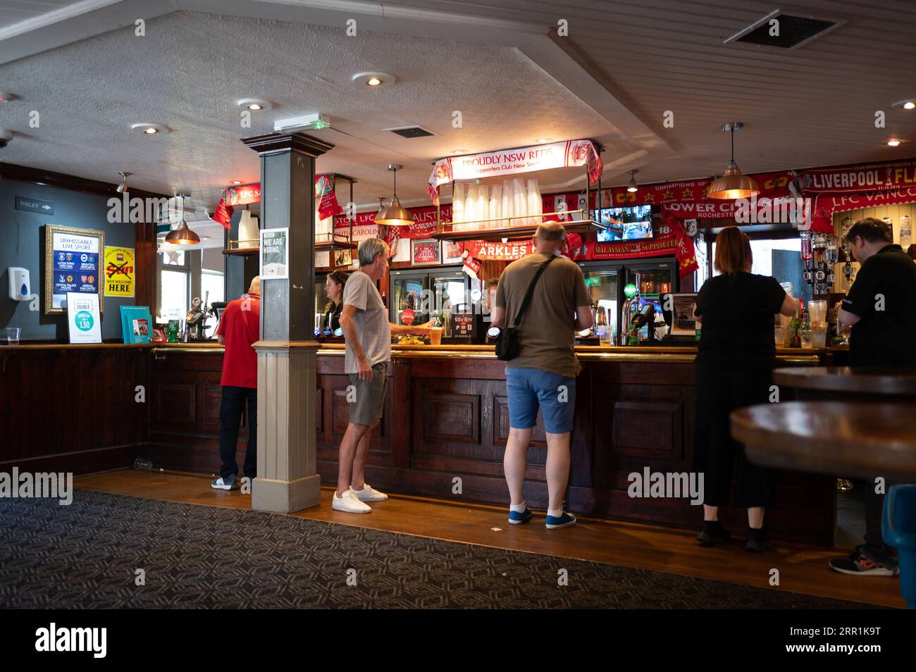 Der berühmte Arkles Pub an der Anfield Road verlor wegen des anhaltenden Spiels zwischen Liverpool FC und Aston Villa im nahe gelegenen Anfield in Liverpool fast das Wasser Stockfoto