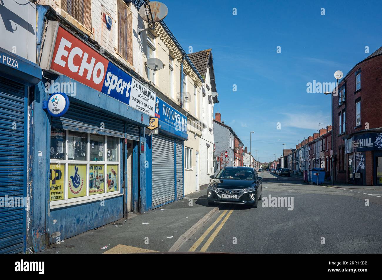 Goodison Road und Wohngebiet außerhalb des Goodison Park an einem ruhigen Sonntag in Liverpool, Großbritannien Stockfoto