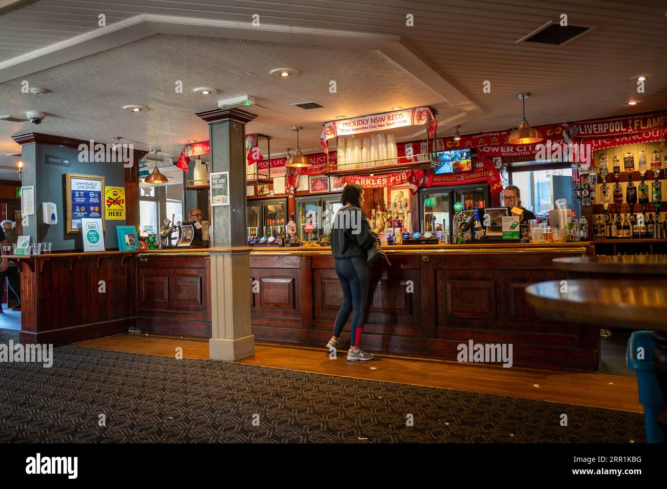 Der berühmte Arkles Pub an der Anfield Road verlor wegen des anhaltenden Spiels zwischen Liverpool FC und Aston Villa im nahe gelegenen Anfield in Liverpool fast das Wasser Stockfoto