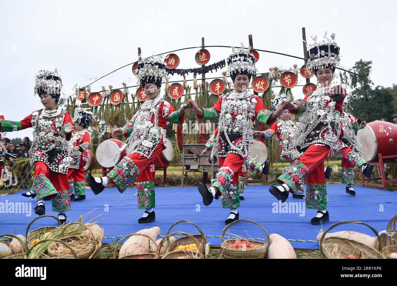 200920 -- TONGREN, 20. September 2020 -- Menschen in traditionellen Kostümen tanzen zur Stoßernte im Dorf Dangzao der Stadt Panshi in der Stadt Tongren, Provinz Guizhou im Südwesten Chinas, 20. September 2020. Im ganzen Land finden verschiedene Aktivitäten statt, um das dritte chinesische Bauernerntefest zu begrüßen, das am 22. September stattfindet. Foto von /Xinhua CHINA-FARMERS HARVEST FESTIVAL-AKTIVITÄTEN CN LongxYuanbin PUBLICATIONxNOTxINxCHN Stockfoto