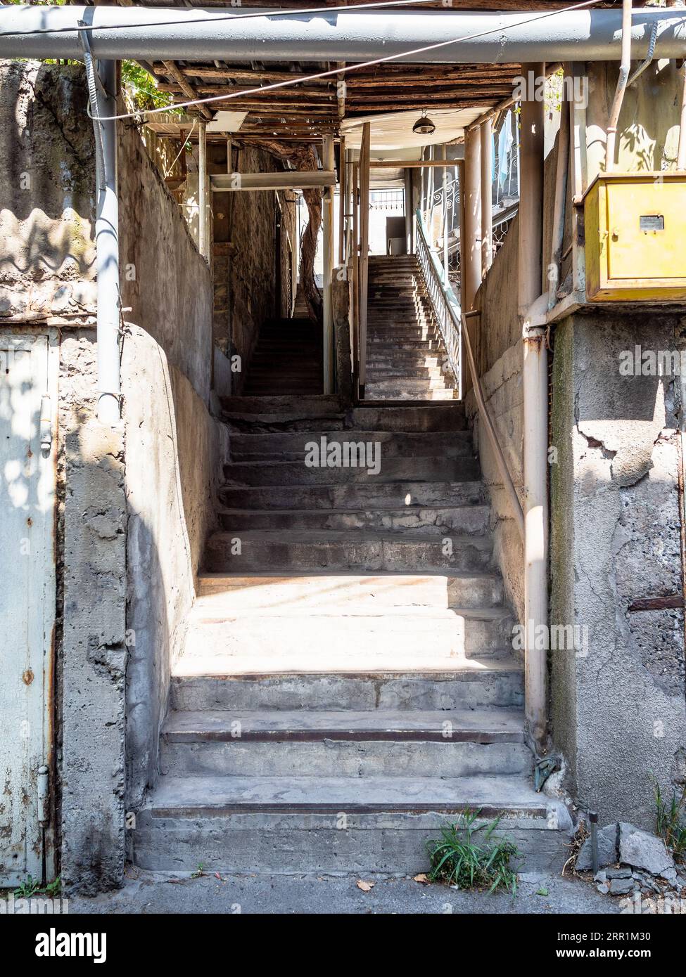 Straßenpassage mit Außentreppe im Aygestan Viertel des Kentron Bezirks der Stadt Jerewan, Armenien Stockfoto