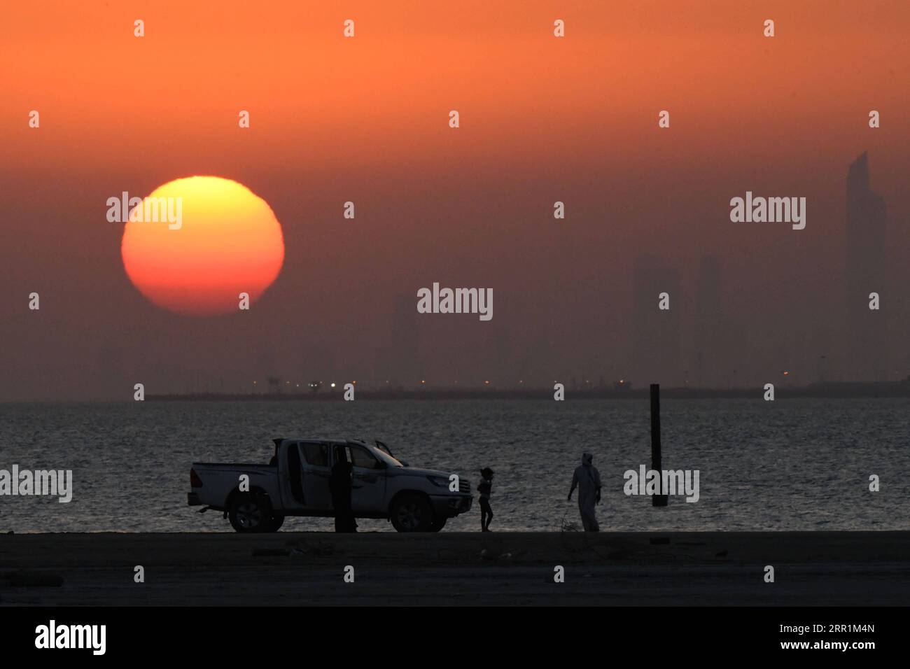 200921 -- GOUVERNEMENT JAHRA, 21. September 2020 -- Foto aufgenommen am 21. September 2020 zeigt die Sonnenaufgangslandschaft an einem Strand im Gouvernement Jahra, Kuwait. Foto: /Xinhua KUWAIT-JAHRA GOVERNORATE-SUNRISE GhazyxQaffaf PUBLICATIONxNOTxINxCHN Stockfoto