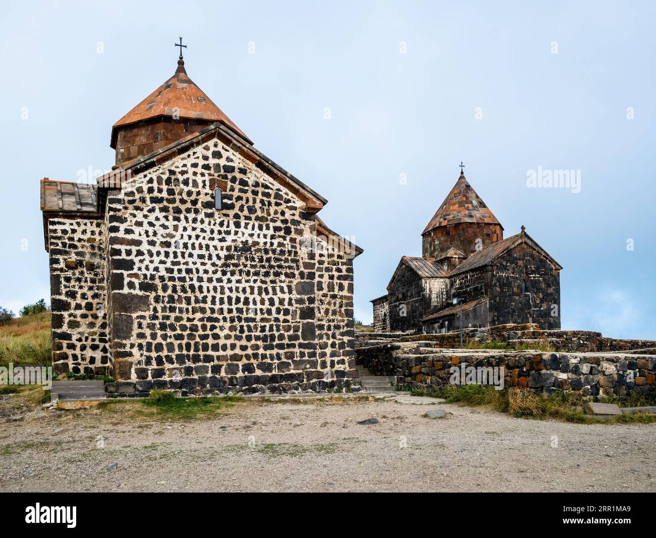 Surp arakelots und Surp Astvatsatsin Kirchen des Sevanavank Sevan Klosters am bedeckten Sommertag in Armenien Stockfoto
