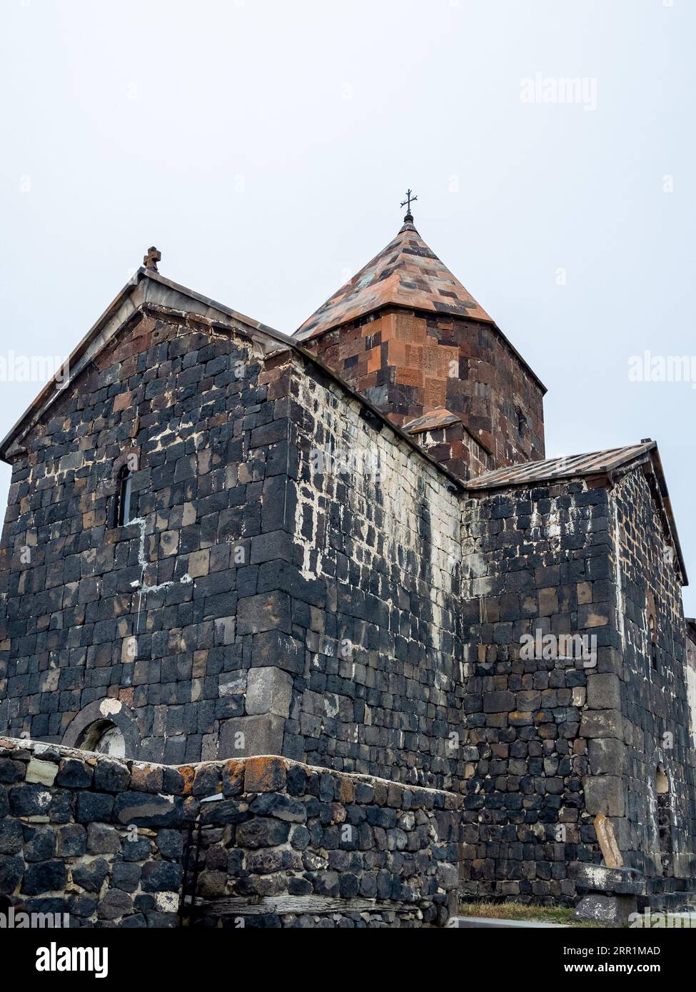 Surp Arakelots Kirche des Sevanavank Sevan Klosters am bedeckten Sommertag, Armenien Stockfoto