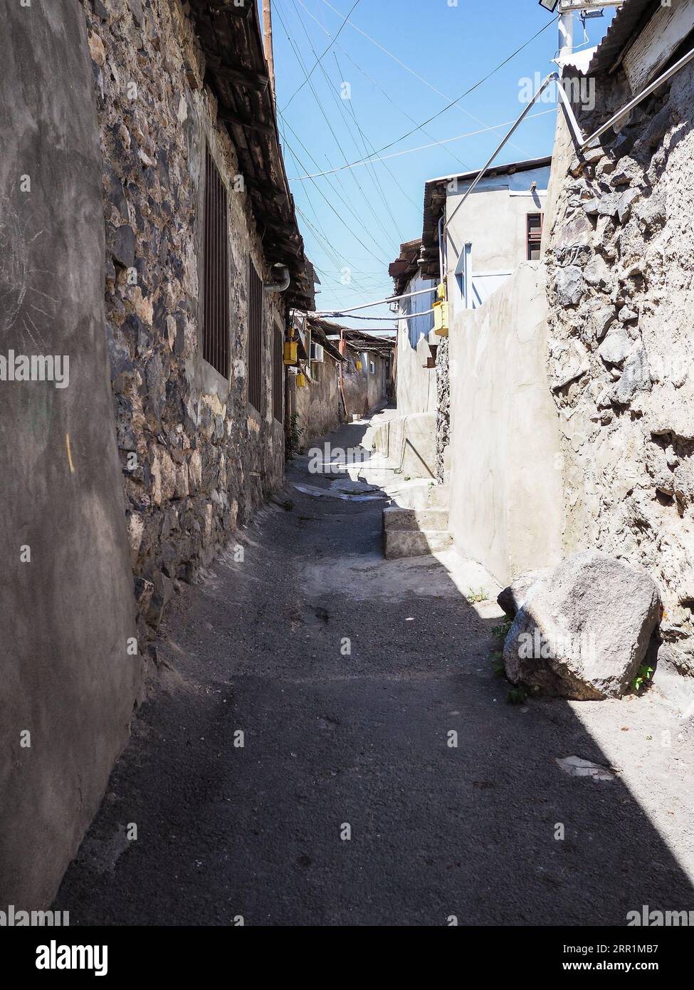 Schmale Stein- und Betonstraße zwischen Hauswänden im Kond-Viertel des Kentron-Bezirks der Stadt Jerewan, Armenien Stockfoto
