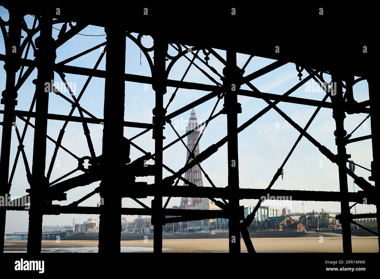 Blackpool Tower durch die Silhouetten des Central Pier gesehen Stockfoto