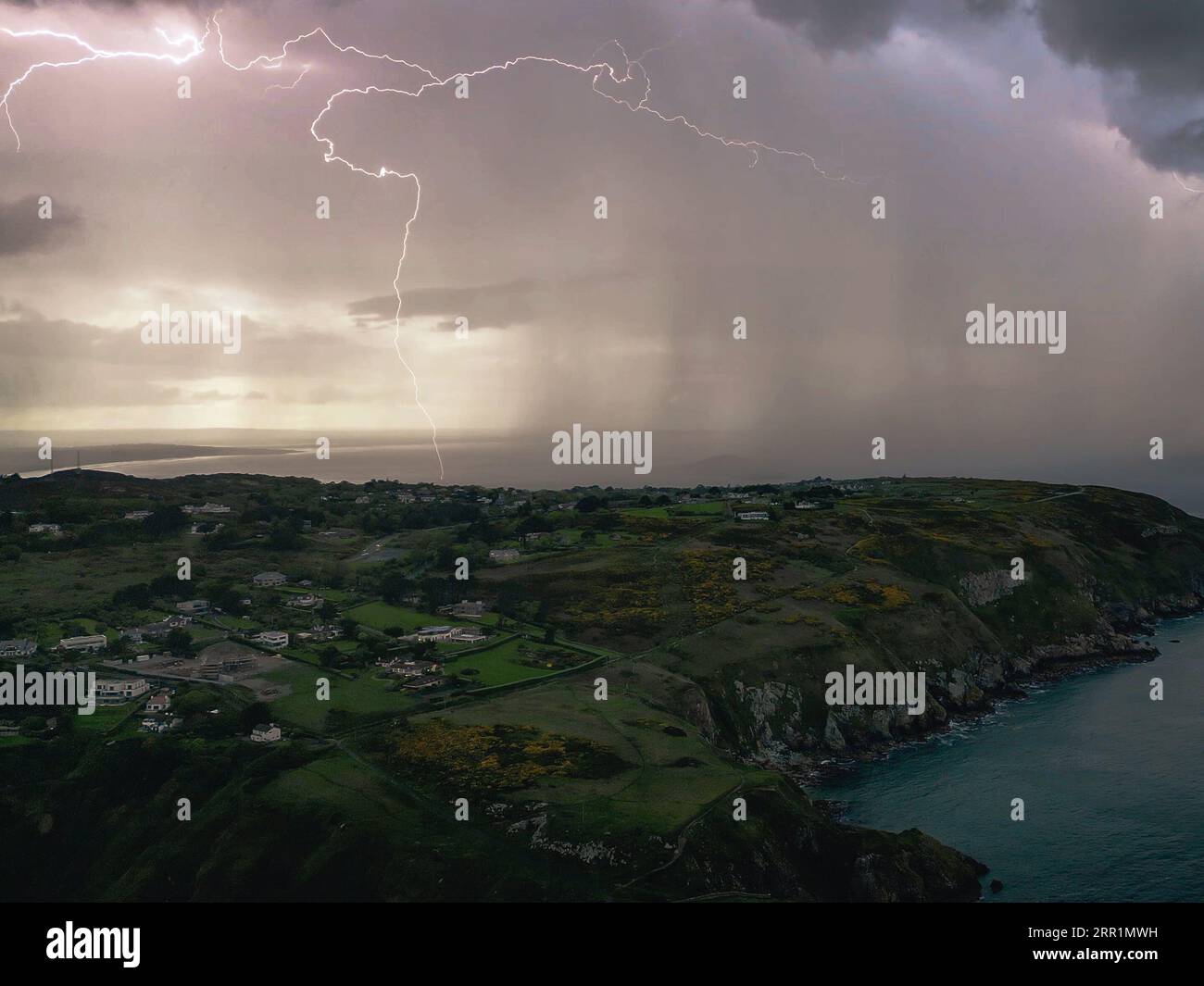 Von Howth aus beobachteter Schlag von Wolke zu Boden über die irische See während eines heftigen Maigewitters Stockfoto