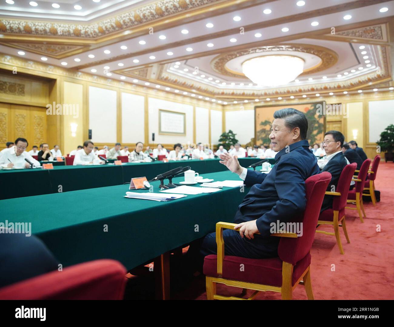 200922 -- PEKING, 22. September 2020 -- der chinesische Präsident Xi Jinping, ebenfalls Generalsekretär des Zentralkomitees der Kommunistischen Partei Chinas und Vorsitzender der Zentralen Militärkommission, leitet am 22. September 2020 ein Symposium, an dem Experten oder Vertreter aus dem chinesischen Bildungs-, Kultur-, Gesundheits- und Sportsektor in Peking, der Hauptstadt Chinas, teilnehmen. XI äußerte sich auf dem Symposium, um Stellungnahmen zur wirtschaftlichen und sozialen Entwicklung im 14. Fünfjahresplanungszeitraum 2021-2025 einzuholen. CHINA-PEKING-XI JINPING-SYMPOSIUM CN JUXPENG PUBLICATIONXNOTXINXCHN Stockfoto