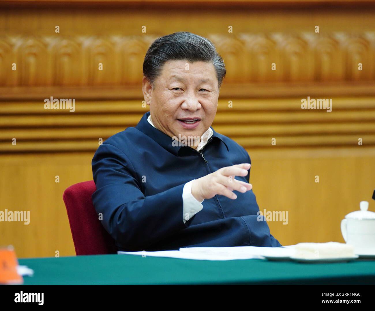 200922 -- PEKING, 22. September 2020 -- der chinesische Präsident Xi Jinping, ebenfalls Generalsekretär des Zentralkomitees der Kommunistischen Partei Chinas und Vorsitzender der Zentralen Militärkommission, leitet am 22. September 2020 ein Symposium, an dem Experten oder Vertreter aus dem chinesischen Bildungs-, Kultur-, Gesundheits- und Sportsektor in Peking, der Hauptstadt Chinas, teilnehmen. XI äußerte sich auf dem Symposium, um Stellungnahmen zur wirtschaftlichen und sozialen Entwicklung im 14. Fünfjahresplanungszeitraum 2021-2025 einzuholen. CHINA-PEKING-XI JINPING-SYMPOSIUM CN JUXPENG PUBLICATIONXNOTXINXCHN Stockfoto