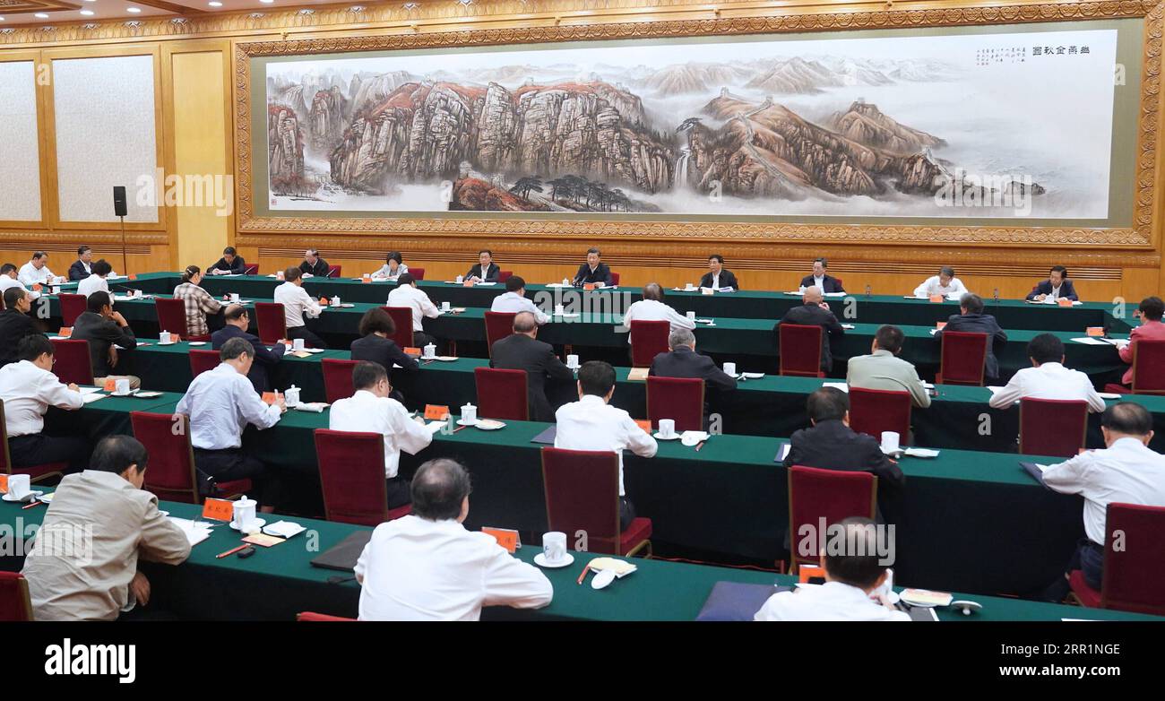 200922 -- PEKING, 22. September 2020 -- der chinesische Präsident Xi Jinping, ebenfalls Generalsekretär des Zentralkomitees der Kommunistischen Partei Chinas und Vorsitzender der Zentralen Militärkommission, leitet am 22. September 2020 ein Symposium, an dem Experten oder Vertreter aus dem chinesischen Bildungs-, Kultur-, Gesundheits- und Sportsektor in Peking, der Hauptstadt Chinas, teilnehmen. XI äußerte sich auf dem Symposium, um Stellungnahmen zur wirtschaftlichen und sozialen Entwicklung im 14. Fünfjahresplanungszeitraum 2021-2025 einzuholen. CHINA-PEKING-XI JINPING-SYMPOSIUM CN LIUXWEIBING PUBLICATIONXNOTXINXCHN Stockfoto