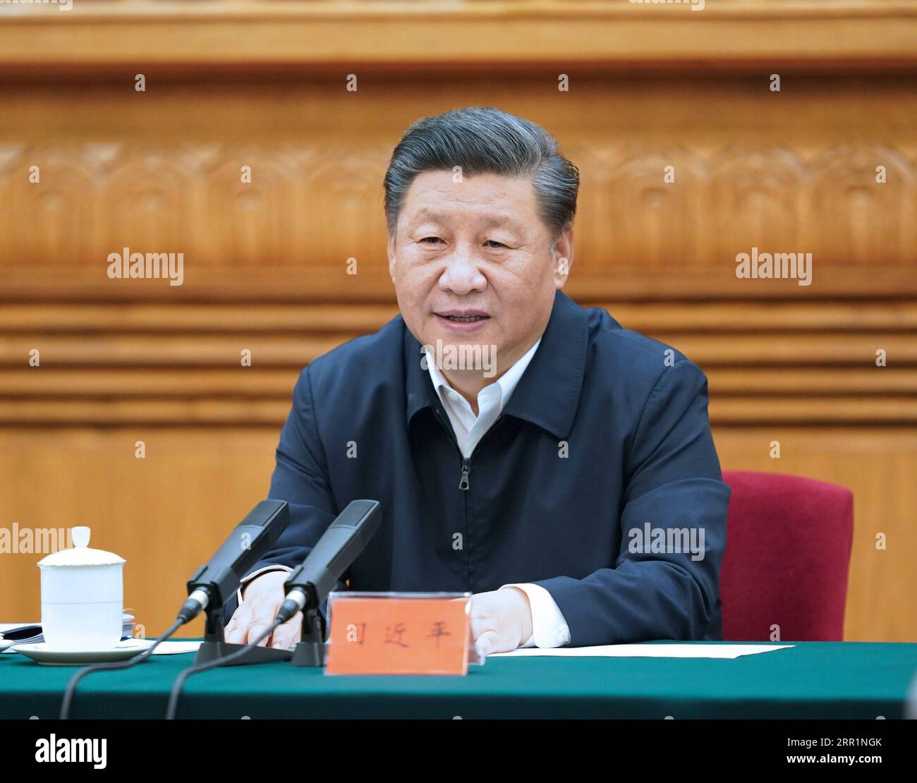 200922 -- PEKING, 22. September 2020 -- der chinesische Präsident Xi Jinping, ebenfalls Generalsekretär des Zentralkomitees der Kommunistischen Partei Chinas und Vorsitzender der Zentralen Militärkommission, leitet am 22. September 2020 ein Symposium, an dem Experten oder Vertreter aus dem chinesischen Bildungs-, Kultur-, Gesundheits- und Sportsektor in Peking, der Hauptstadt Chinas, teilnehmen. XI äußerte sich auf dem Symposium, um Stellungnahmen zur wirtschaftlichen und sozialen Entwicklung im 14. Fünfjahresplanungszeitraum 2021-2025 einzuholen. CHINA-PEKING-XI JINPING-SYMPOSIUM CN LIUXWEIBING PUBLICATIONXNOTXINXCHN Stockfoto