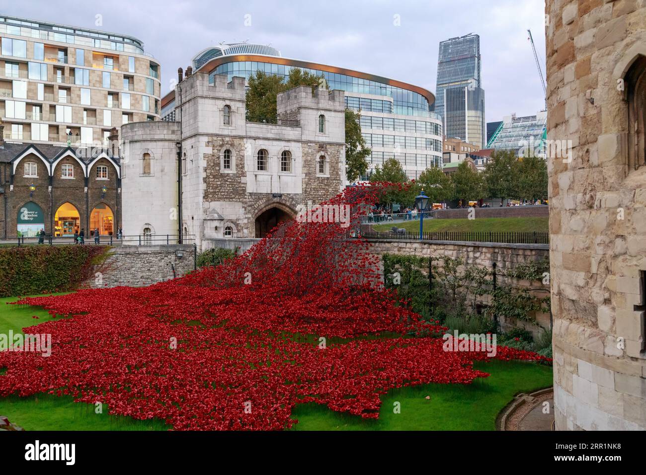 LONDON, GROSSBRITANNIEN - 21. SEPTEMBER 2014: Dies ist eine Installation aus roten Keramikmohn zur Erinnerung an die im Ersten Weltkrieg Getöteten. Stockfoto
