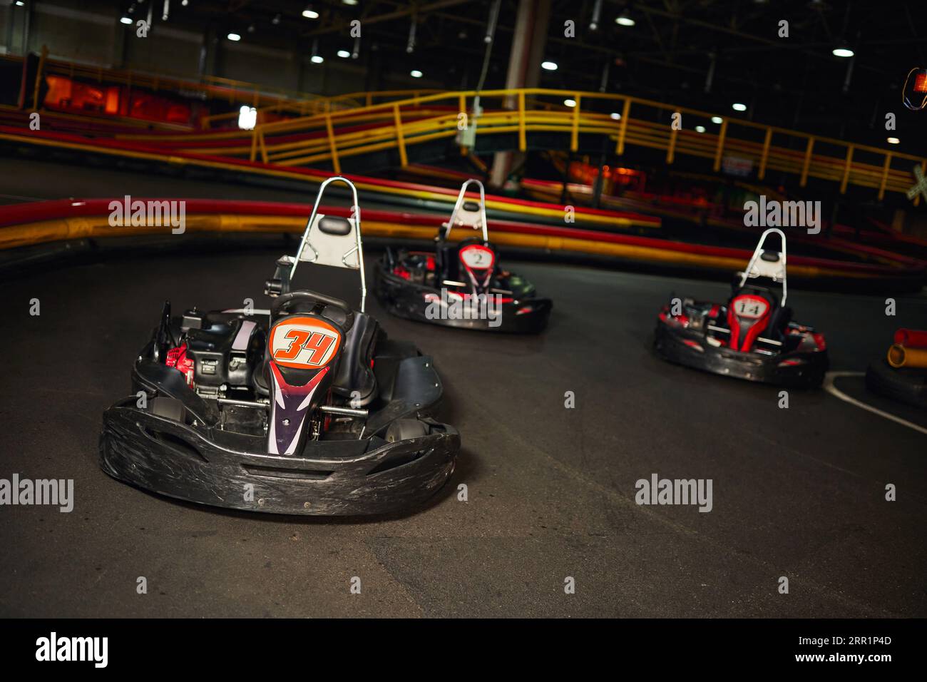 Moderne Rennwagen im Inneren des Indoor-Kart-Rennens, Motorrennfahrzeuge, Speed-Racing-Karting Stockfoto