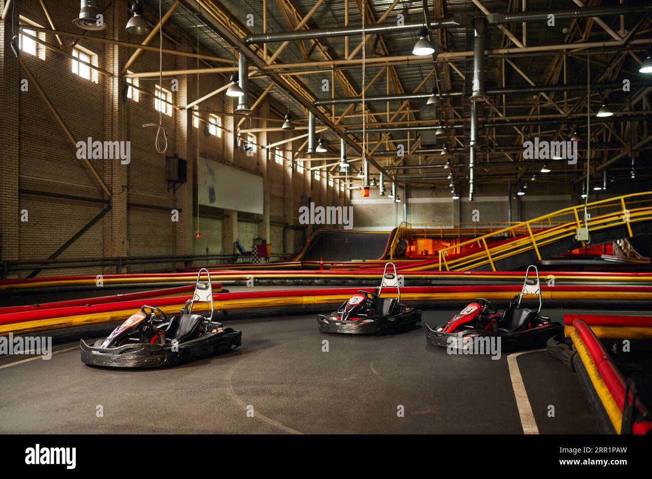 Drei Rennwagen in der Halle, Rennwagen, Go Kart für Speedrennen Stockfoto
