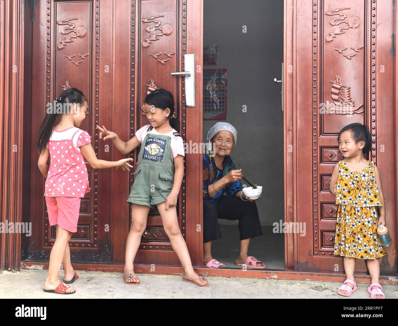 200923 -- PEKING, 23. September 2020 -- Kinder spielen in einem Ort zur Armutsbekämpfung in Xia ao Stadt du an Yao Autonomous County, südchinesische autonome Region Guangxi Zhuang, 18. August 2020. Xinhua Schlagzeilen: Chinas Verpflichtungen bei den Vereinten Nationen fördern die globale Zusammenarbeit und stärken das Vertrauen ZhouxHua PUBLICATIONxNOTxINxCHN Stockfoto