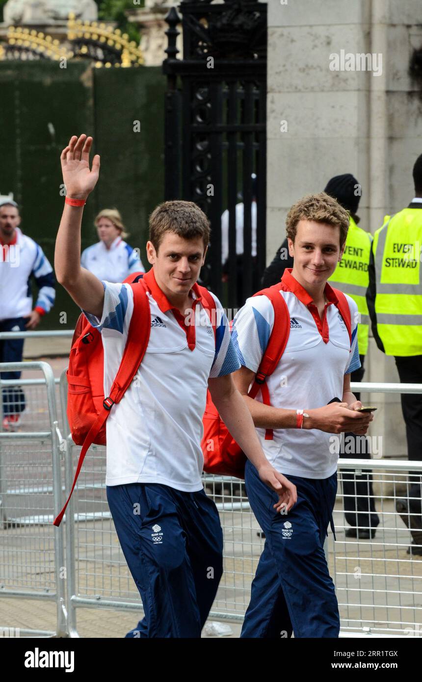 Brownlee-Brüder und Team-GB-Olympioniken verlassen Buckingham Palace nach der Siegesparade. Olympische Spiele 2012 In London. Alistair und Jonathan Brownlee Stockfoto