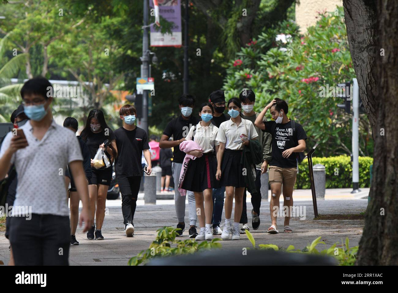 200925 -- SINGAPUR, 25. September 2020 -- Menschen laufen an der Orchard Road in Singapur, am 25. September 2020. Die Gesamtbevölkerung Singapurs ging von Juni 2019 bis Juni 2020 leicht um 0,3 Prozent zurück und lag laut dem Bericht Population in Brief 2020, der am Donnerstag von der singapurischen Regierung veröffentlicht wurde, im Juni dieses Jahres bei 5,69 Millionen. Foto von /Xinhua SINGAPUR-BEVÖLKERUNGSRÜCKGANG ThenxChihxWey PUBLICATIONxNOTxINxCHN Stockfoto