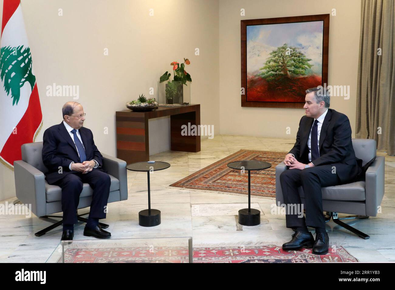 200926 -- BEIRUT, 26. September 2020 -- der designierte libanesische Premierminister Mustapha Adib R trifft sich mit Präsident Michel Aoun in Beirut, Libanon, 26. September 2020. Adib erklärte am Samstag, dass er es versäumt habe, ein neues Kabinett zu bilden, da er nicht in der Lage sei, Hindernisse zu überwinden, die die Mission behindern, berichtete der lokale Fernsehsender al-Jadeed. /Handout über Xinhua LEBANON-BEIRUT-PM DESIGNIEREN SIE Dalatix&xNohra PUBLICATIONxNOTxINxCHN Stockfoto