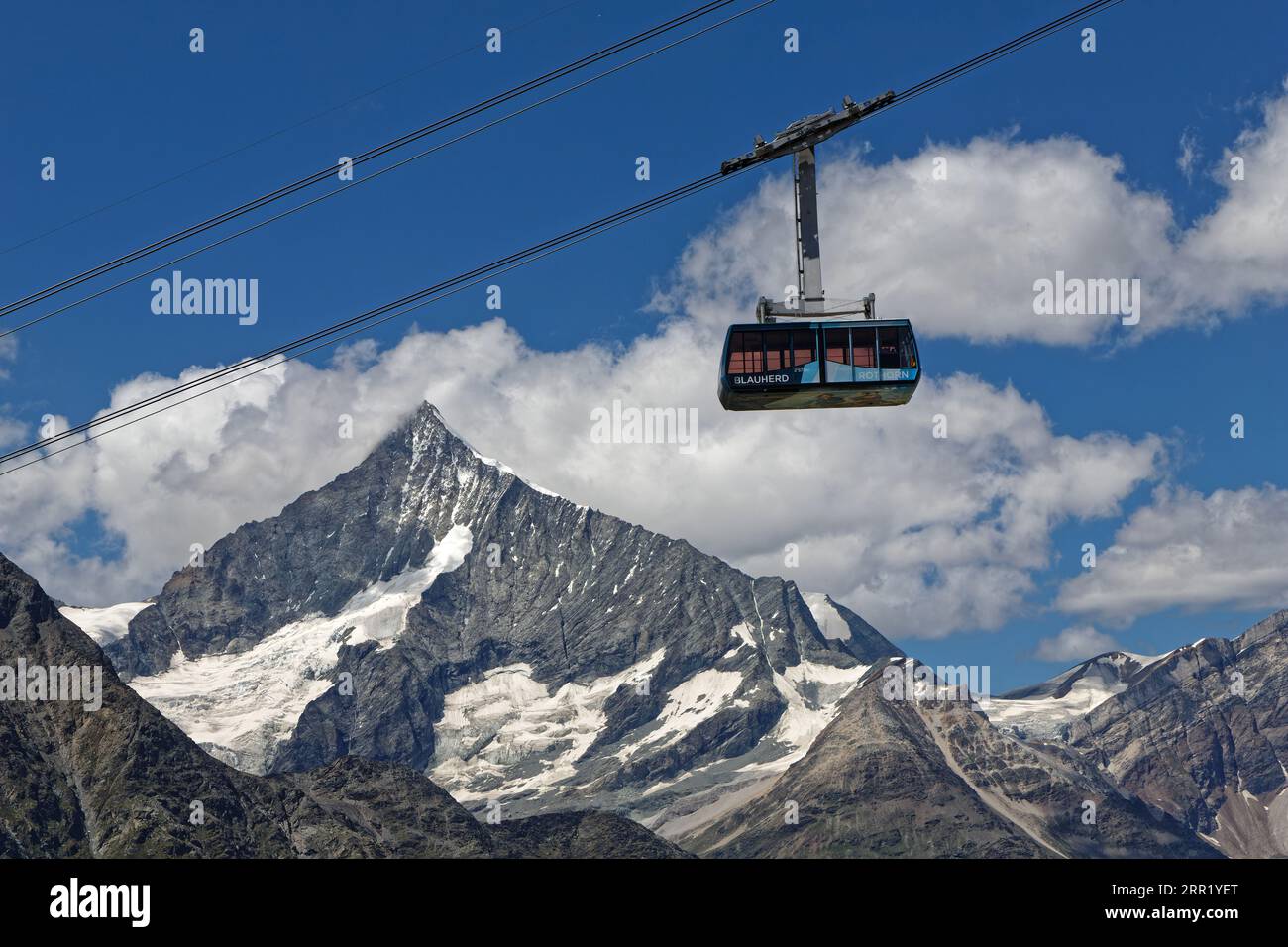 ZERMATT, SCHWEIZ, 11. Juli 2022 : Seilbahn über eine mineralische Bergwelt Stockfoto