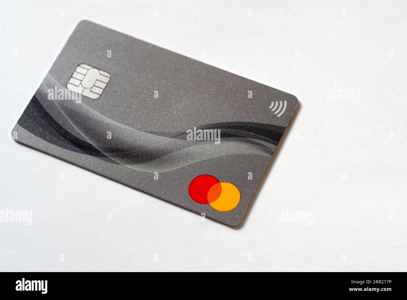 Mastercard-Kreditkarte mit weißem Hintergrund und Textabschnitt Stockfoto