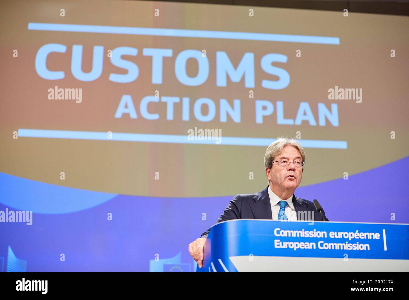 200928 -- BRÜSSEL, 28. September 2020 -- der EU-Wirtschaftskommissar Paolo Gentiloni legt auf einer Pressekonferenz am 28. September 2020 in Brüssel (Belgien) einen neuen Aktionsplan für die Zollunion vor. Die EU hat am Montag einen neuen Aktionsplan für die Zollunion auf den Weg gebracht, der darauf abzielt, die Zollverfahren an den EU-Grenzen zu modernisieren und zu vereinfachen und gleichzeitig Betrug im Zusammenhang mit Zoll und Mehrwertsteuer zu bekämpfen. /Handout über Xinhua BELGIUM-BRUSSELS-EU-CUSTOMS-ACTION PLAN EuropeanxUnion PUBLICATIONxNOTxINxCHN Stockfoto