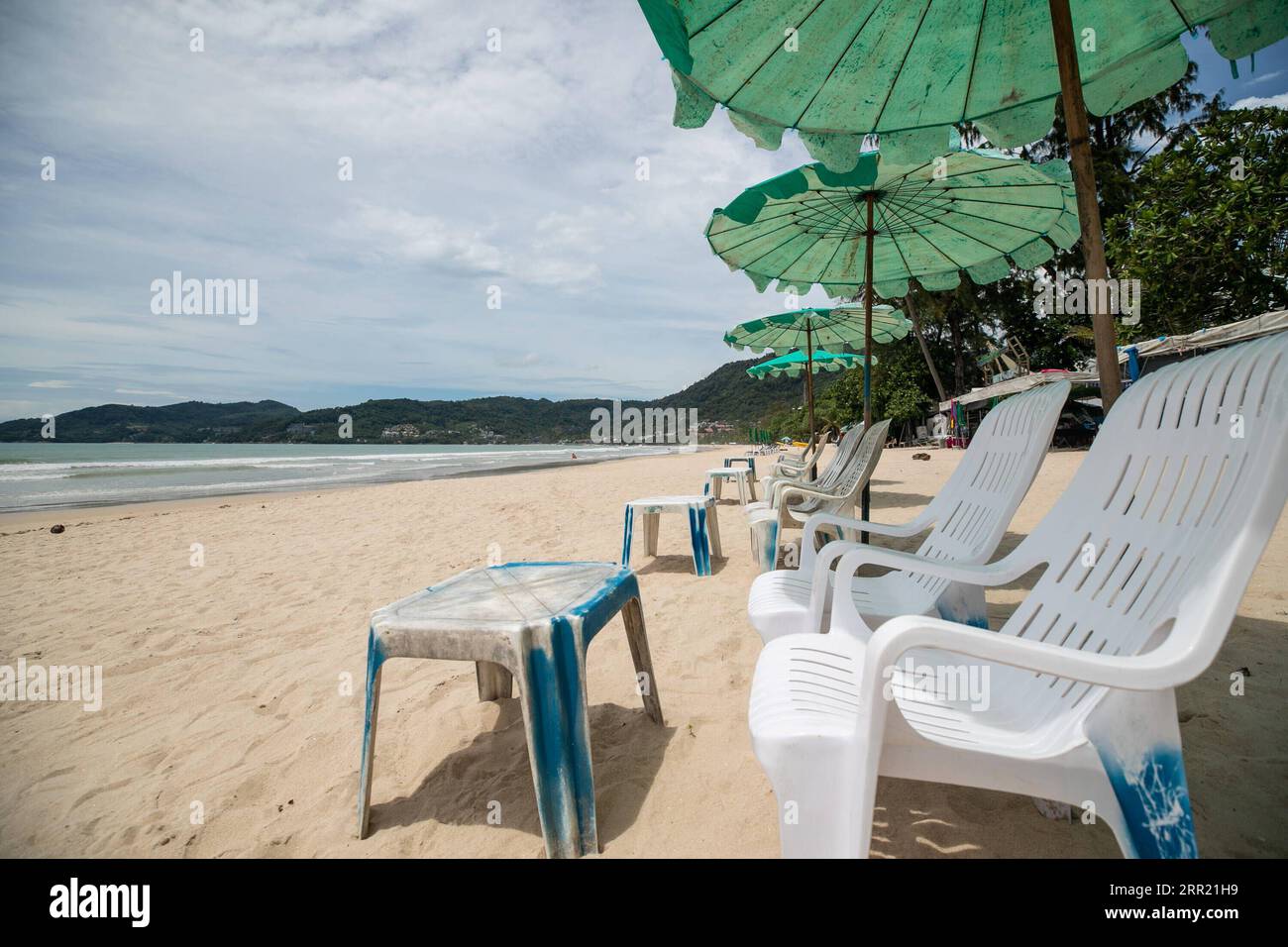 200929 -- BANGKOK, 29. September 2020 -- Foto aufgenommen am 13. September 2020 zeigt einen leeren Strand in Phuket, Thailand. Das thailändische Zentrum für COVID-19-Situation, CCSA, sagte am Montag, es werde ab Oktober mehr Kategorien von Ausländern in das Land einreisen lassen. THAILAND-PHUKET-COVID-19-AUSLÄNDER-EINGANG ZhangxKeren PUBLICATIONxNOTxINxCHN Stockfoto