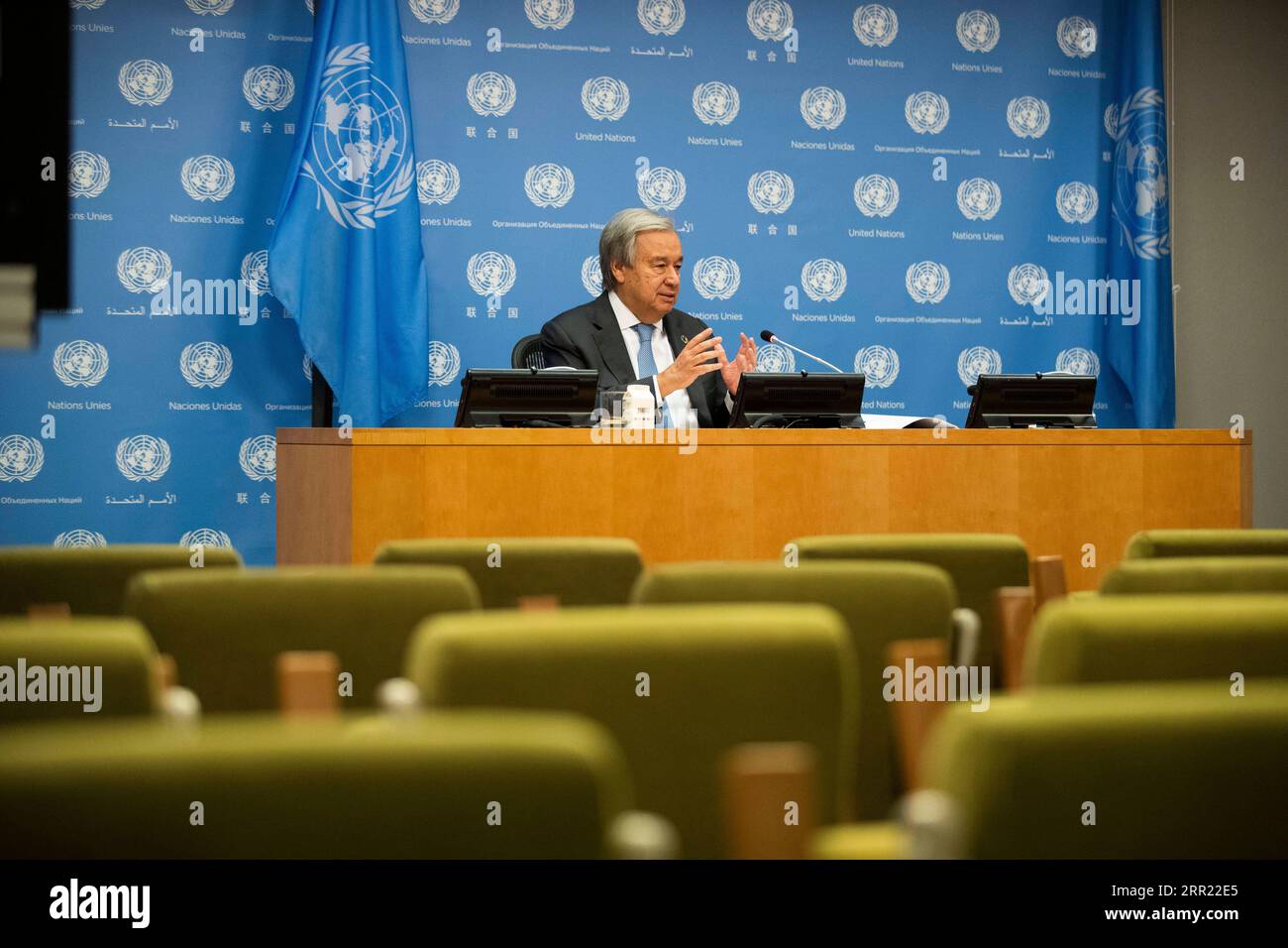 200929 -- VEREINTEN NATIONEN, 29. September 2020 -- UN-Generalsekretär Antonio Guterres spricht auf einer gemeinsamen Pressekonferenz mit dem kanadischen Premierminister Justin Trudeau und dem jamaikanischen Premierminister Andrew Holness, die nach einer hochrangigen Veranstaltung zur Entwicklungsfinanzierung am 29. September 2020 im UN-Hauptquartier in New York nicht im Bild war. UN-Generalsekretär Antonio Guterres forderte am Dienstag weitere Schuldenerleichterungen für arme und Länder mit mittlerem Einkommen, damit diese auf COVID-19 reagieren können. UN-GENERALSEKRETÄR-GEMEINSAME PRESSEKONFERENZ-KANADA-JAMAIKA-PREMIERMINISTER WANGXYING PUBLICATIONXNOTXINXCHN Stockfoto