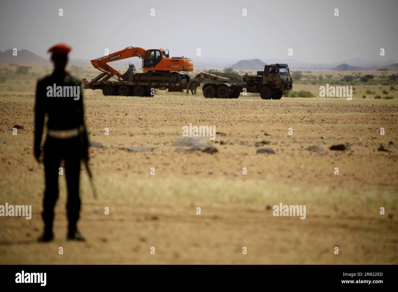 200929 -- HAJAR AL ASAL SUDAN, 29. September 2020 -- Menschen bereiten sich darauf vor, am 29. September 2020 konfiszierte, nicht lizenzierte Feuerwaffen im Gebiet Hajar Al Asal im Norden Sudans zu vernichten. Die sudanesische Regierung zerstörte am Dienstag 300.000 unlizenzierte Schusswaffen, die im Rahmen des National Project for Collecting Firearms konfisziert wurden. Foto von /Xinhua SUDAN-HAJAR AL ASAL-UNLIZENZIERTE FEUERWAFFENVERNICHTUNG MohamedxKhidir PUBLICATIONxNOTxINxCHN Stockfoto