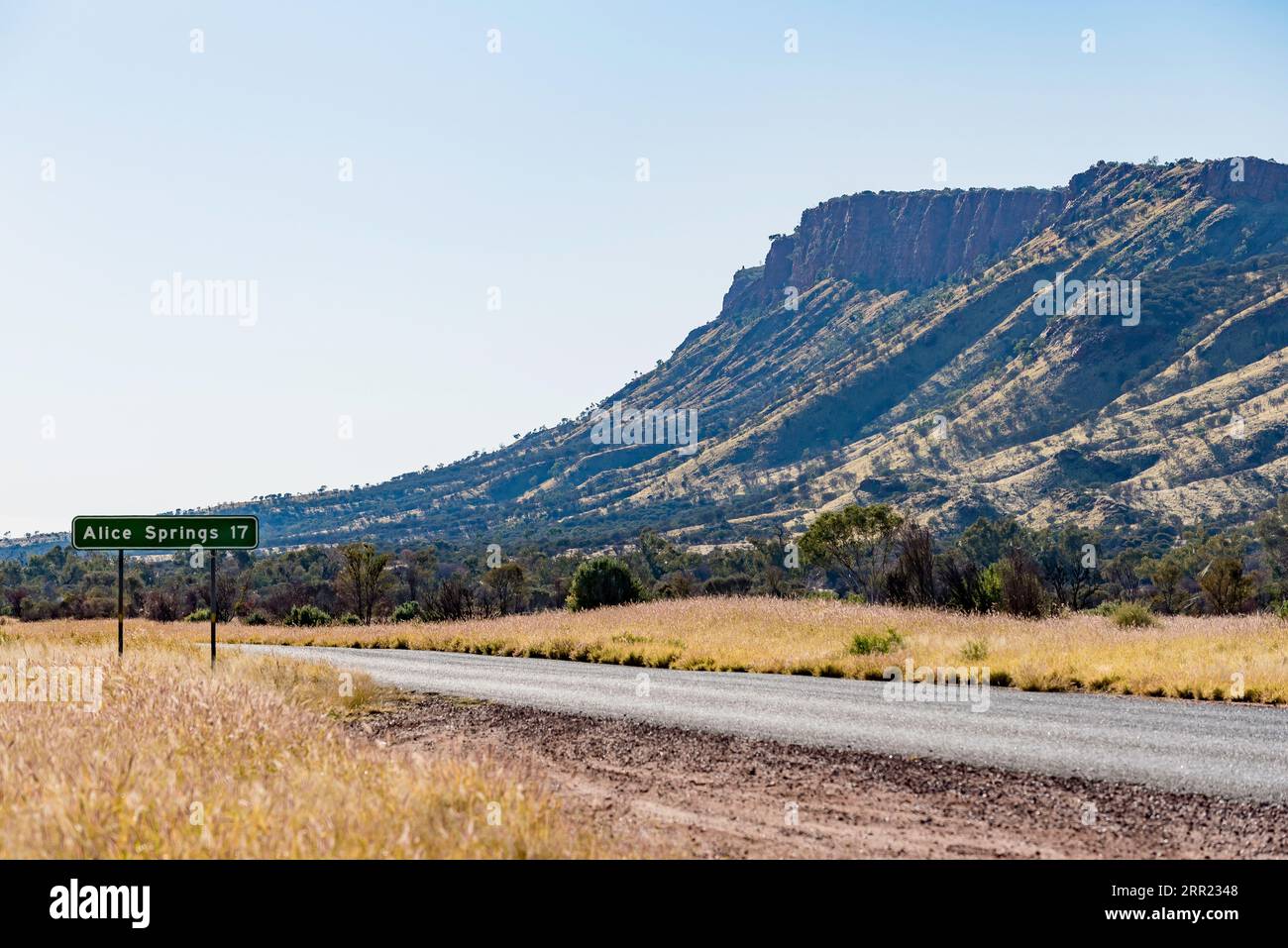 Der Larapinta Drive zwischen Alice Springs (Mparntwe) und Simpsons Gap (Rungutjirpa) und den MacDonnell Ranges im Northern Territory, Australien Stockfoto